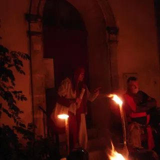 Visite aux flambeaux de la bastide de Monflanquin - Janouille raconte la bastide du XIIIème siècle