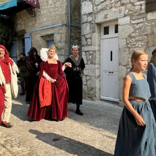 Visite Spectacle de Janouille aux Médiévales de Monflanquin