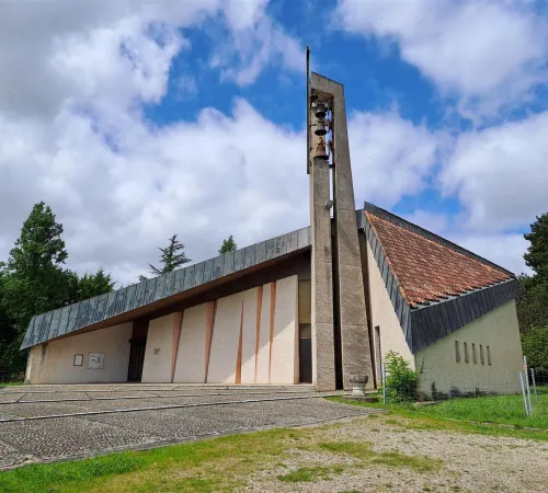 Visite : Courbiac, une église seventies