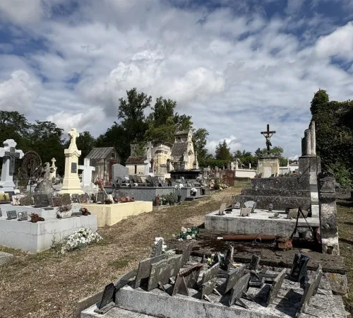 Visite : L'ancien cimetière de Casseneuil