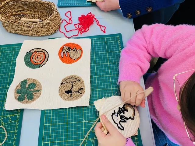 Préhisto'Broderie - Crédit: SauveTerre Musée de Préhistoire | CC BY-NC-ND 4.0