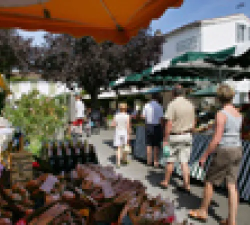 Petit marché traditionnel de Mézin