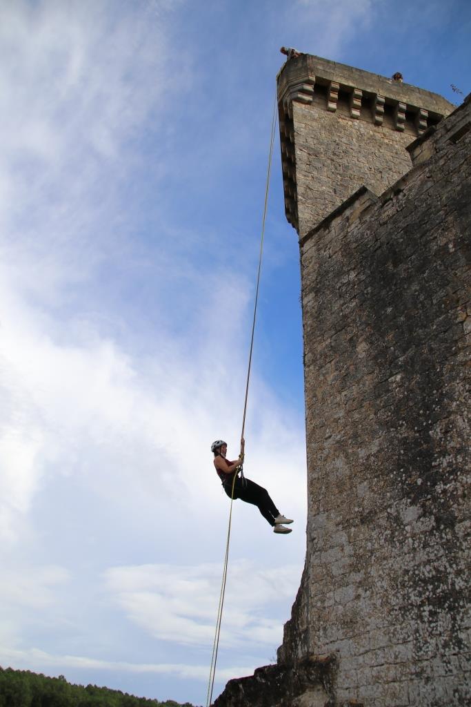 Descente en rappel - Crédit: Château de Bonaguil | CC BY-NC-ND 4.0