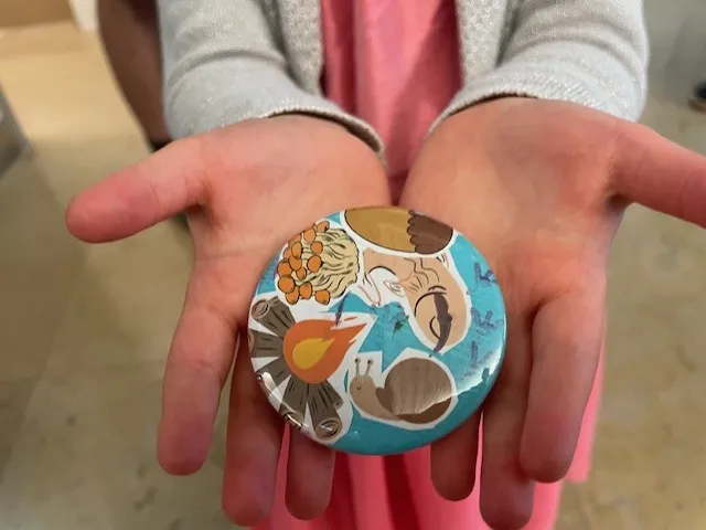 PréhistoBadge - Crédit: Musée de Préhistoire | CC BY-NC-ND 4.0