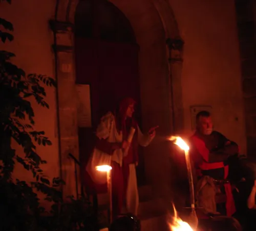 Visite aux flambeaux de la bastide de Monflanquin - Janouille raconte la bastide du XIIIème siècle