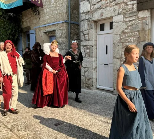 Visite Spectacle de Janouille aux Médiévales de Monflanquin