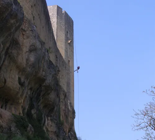 Descente en rappel du donjon de Gavaudun