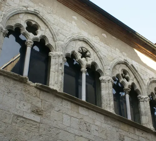 Patrimoine et techniques anciennes : Les maisons médiévales d’Agen et l’art de l’enluminure