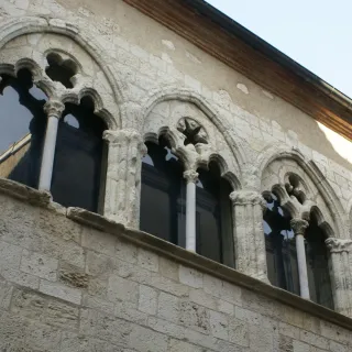 Patrimoine et techniques anciennes : Les maisons médiévales d’Agen et l’art de l’enluminure