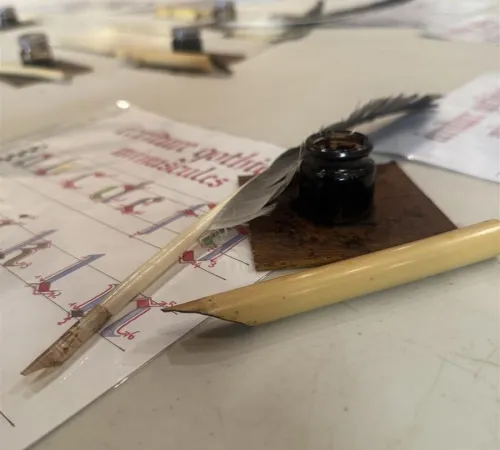 Les ateliers du Pyen-Âge : Calligraphie