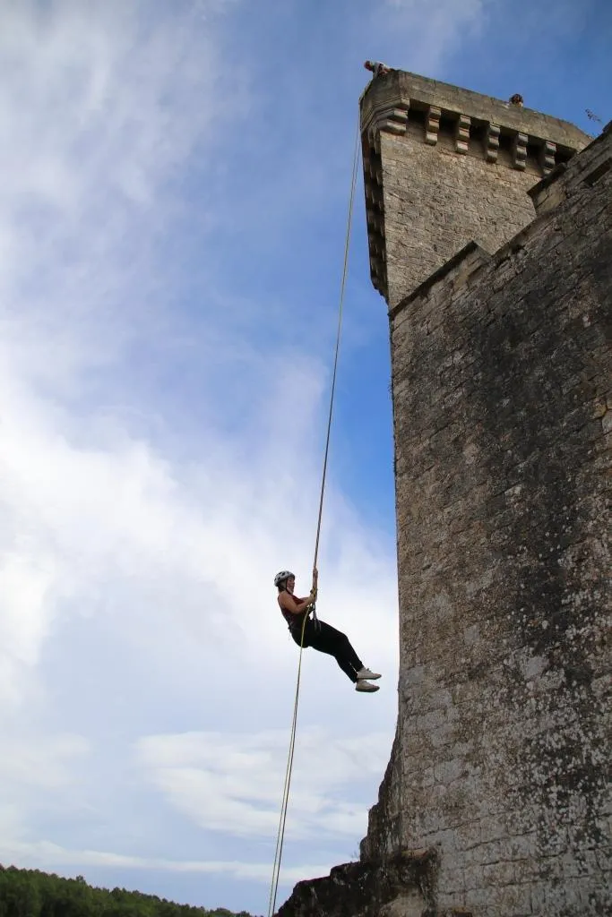 Descente en rappel - Crédit: Château de Bonaguil | CC BY-NC-ND 4.0