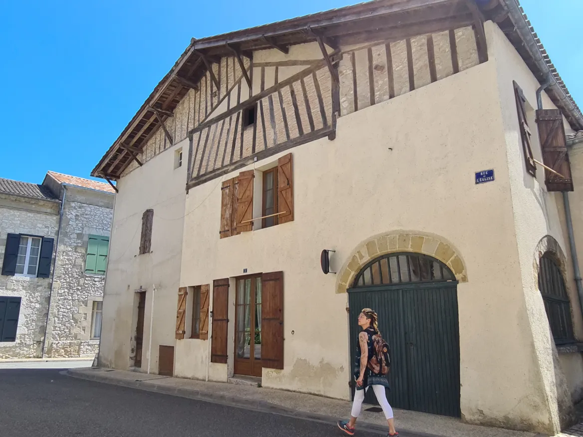 Allemans-du-Dropt devant église