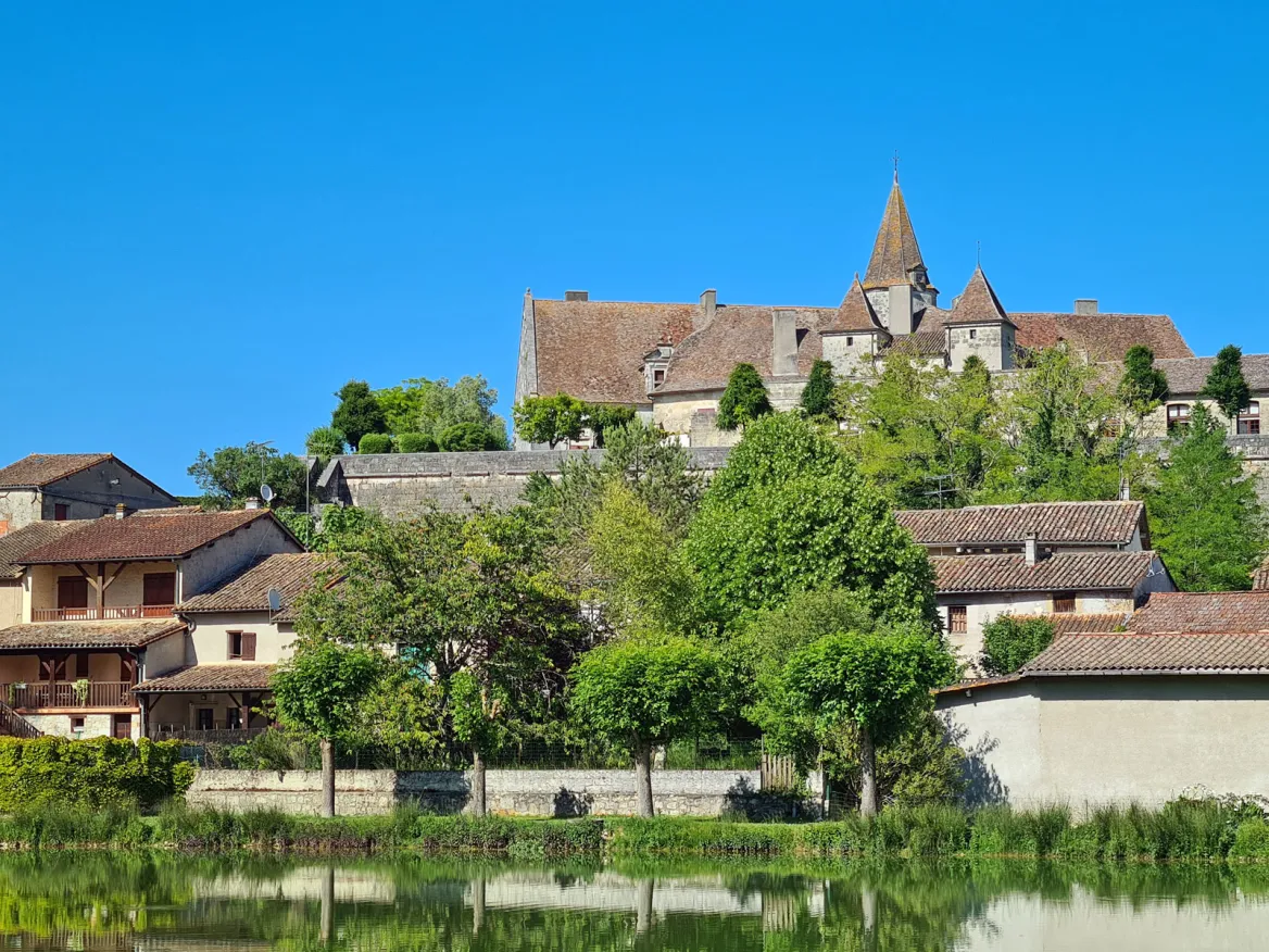 Lauzun, vue sur le Château depuis le lac