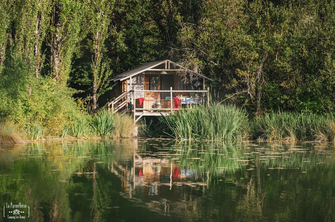 Photo credit © La Parenthèse campsite and its houses on the water