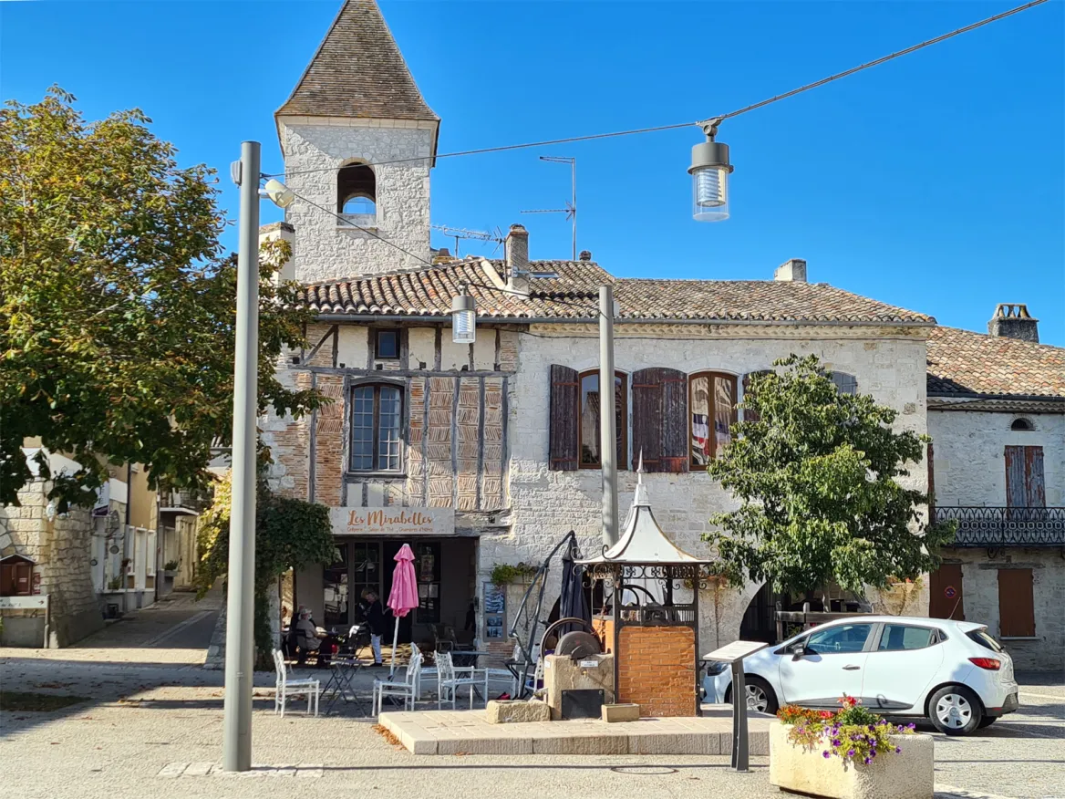 Tournon d'Agenais Place principale et le puits