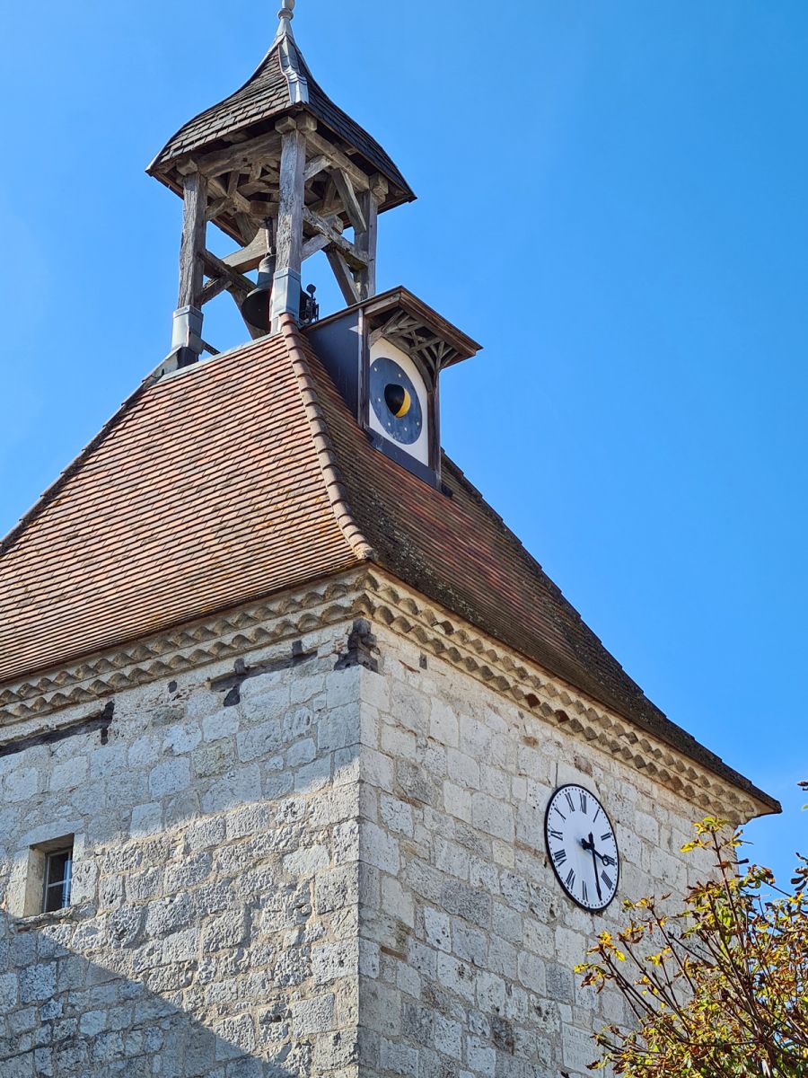 Tournon d'Agenais Place principale et horloge lunaire