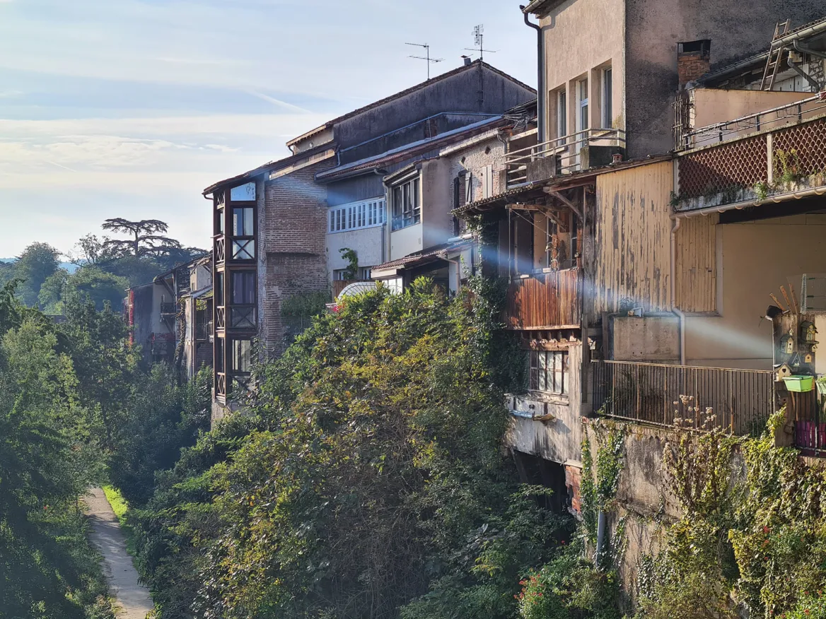 Villeneuve-sur-Lot Houses along the lot