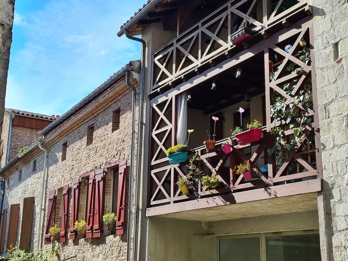 Penne d'Agenais balconies