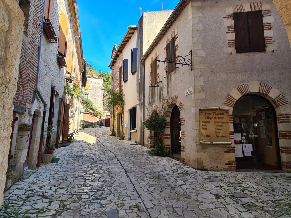 Entrance to the village of Penne d'Agenais