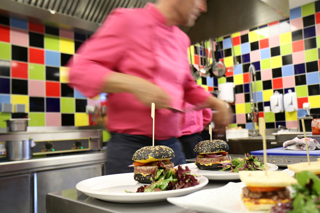 Un chef et une équipe aux petits soins
