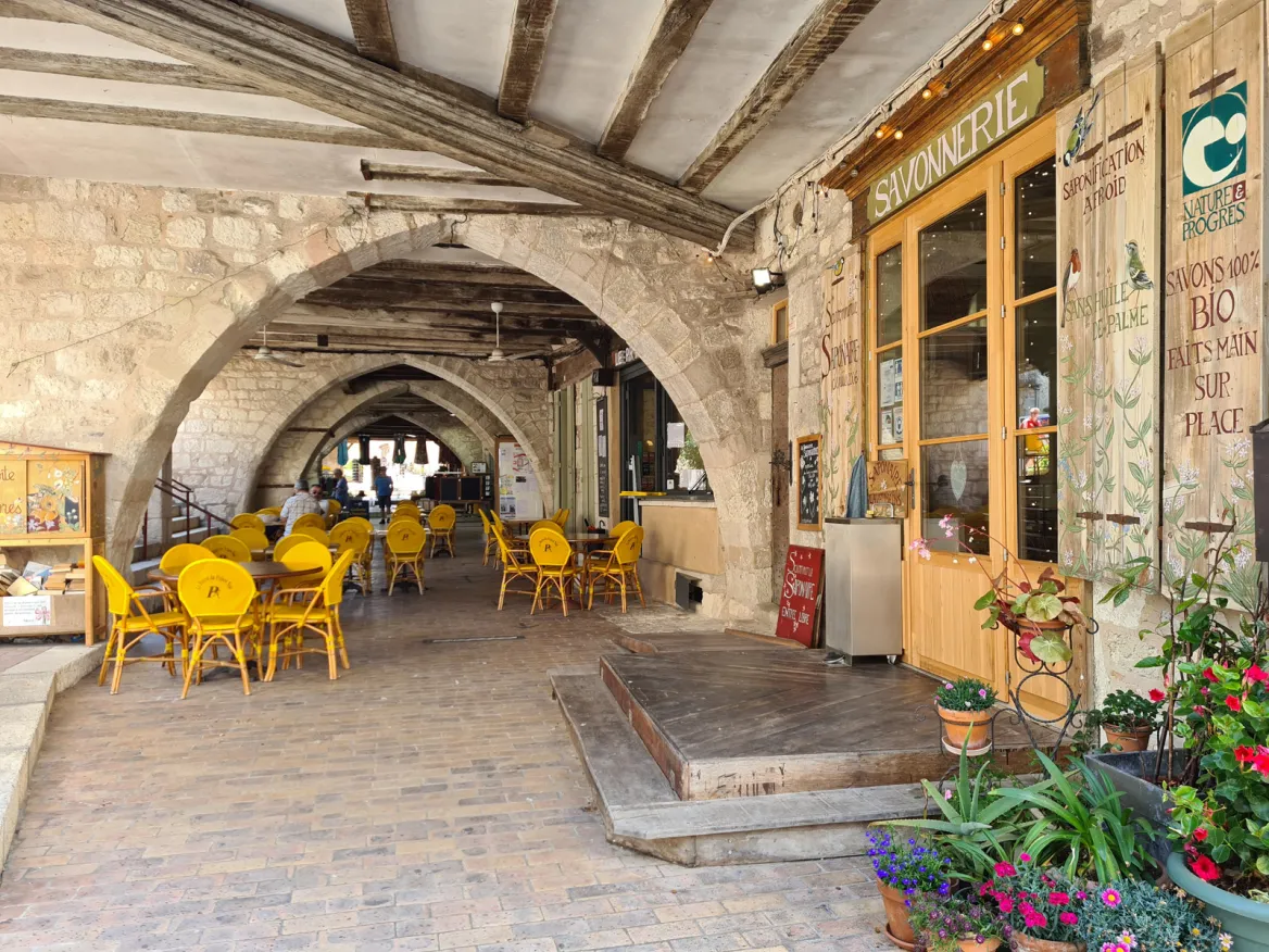 Under the arcades of Monflanquin