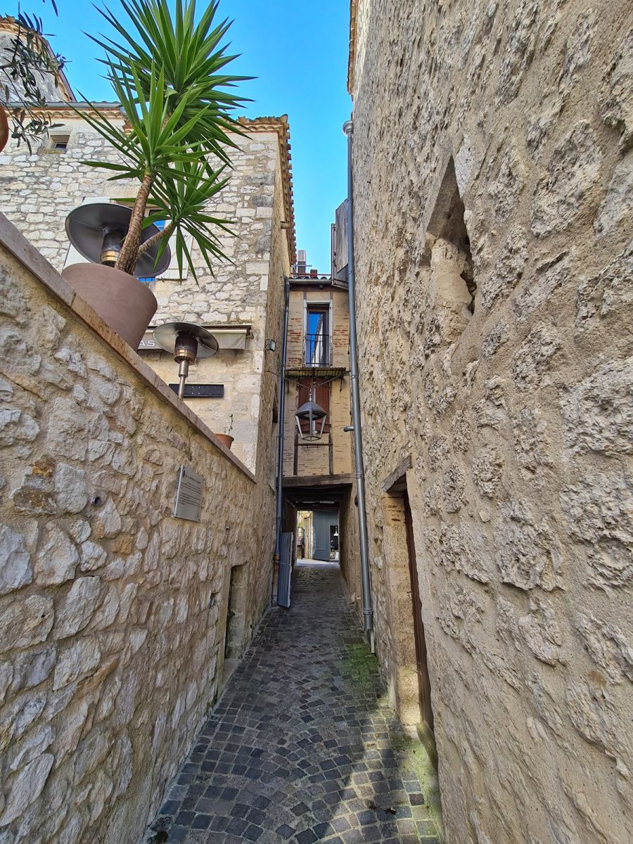 A door between two Monflanquin houses