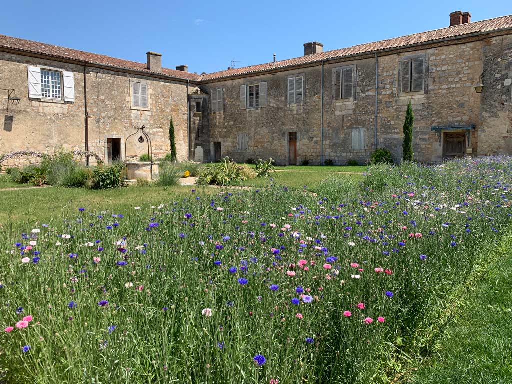 Cour du prieuré moirax