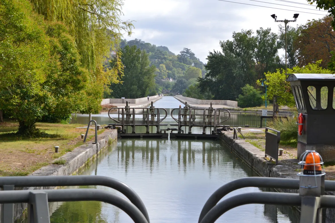 AdobeStock_Patrice canal bridge Agen